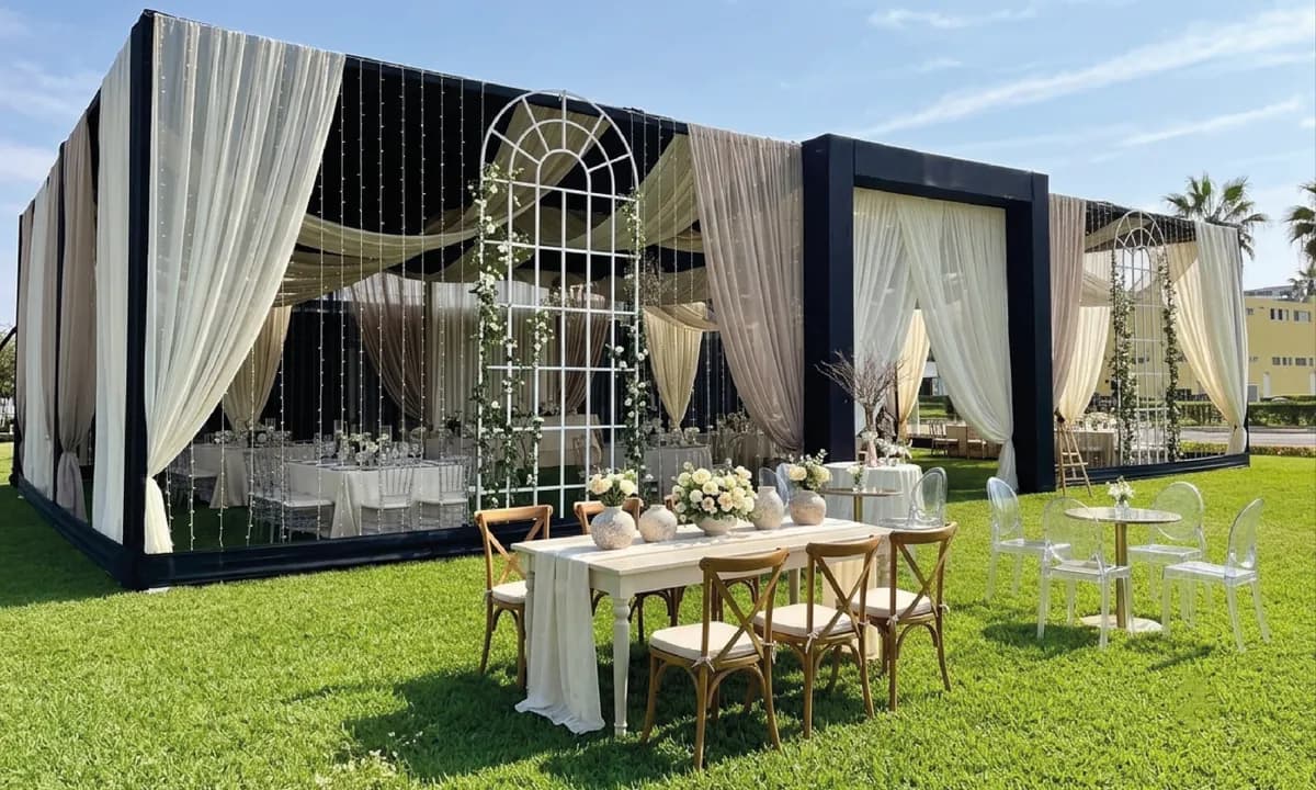 Montaje elegante para evento social al aire libre en Touricamp