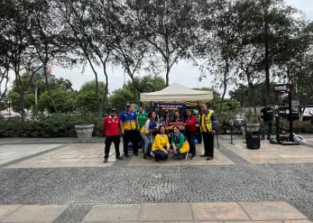 Equipo Touring y participantes en una jornada de capacitación Casco 4.0 al aire libre