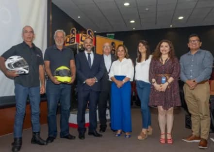 Participantes de la campaña Casco seguro y certificado con cascos homologados