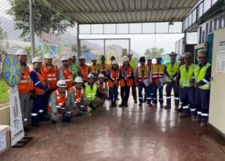 Grupo de trabajadores con chalecos y cascos en jornada de seguridad vial